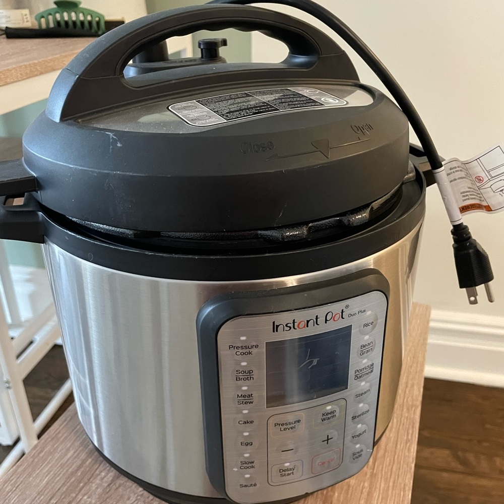 LIKE NEW INSTANT POT